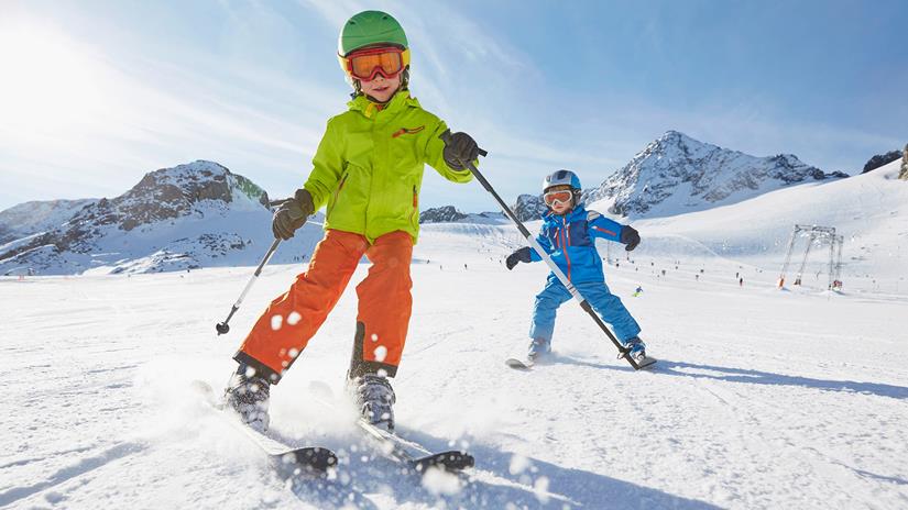 Nos conseils Ski pour un séjour à la montagne en toute tranquillité : le matériel de ski pour enfants  - CGH Résidences 
