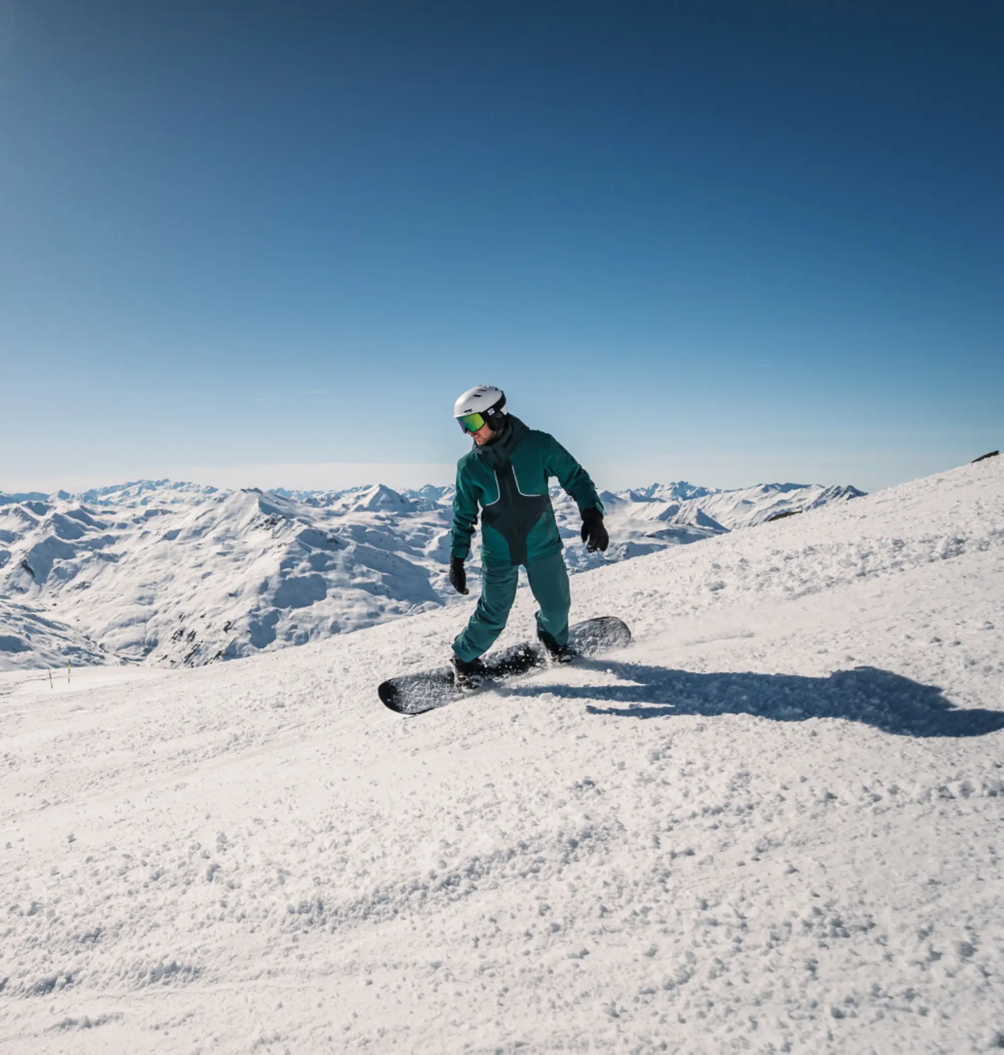 Nos conseils Ski pour un séjour à la montagne en toute tranquillité : le matériel de ski pour snowboarder  - CGH Résidences 